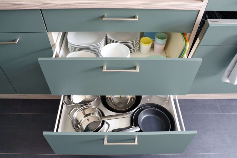 Küche Geschirr Töpfe Pfannen